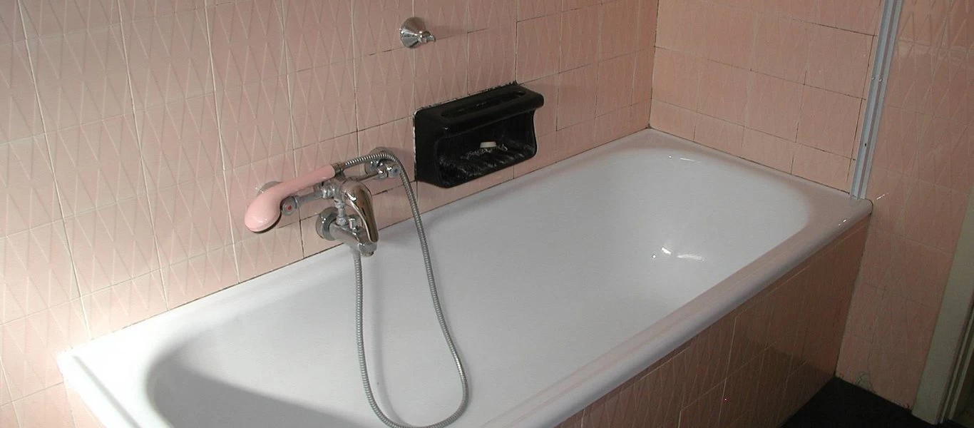 Δε θα πιστεύετε με τι υλικό ξεβουλώνει η μπανιέρα μέσα σε δέκα λεπτά